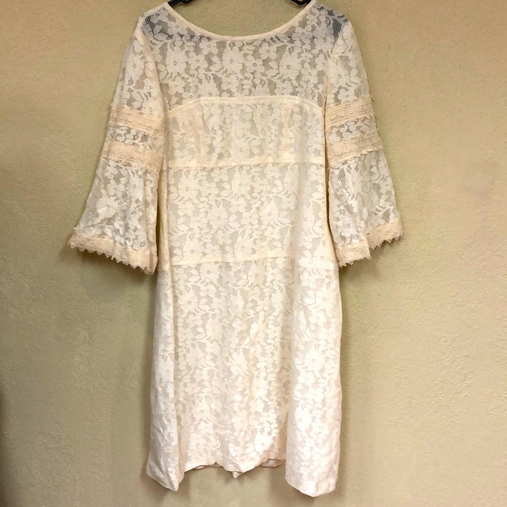 Lucy De Castenou Beverly Hills womans lace Belle sleeve bridal gown size 12